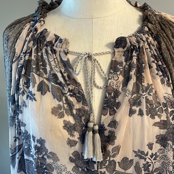 Free People Oversized boho style floral semi sheer blouse. Neutral colors XS - Picture 4 of 14